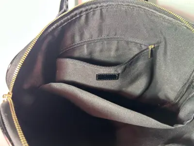Bolso negro tipo cocodrilo marca Gacel - miniatura 3