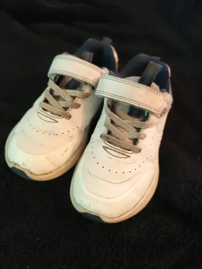 Zapatillas blancas para niños - miniatura 1