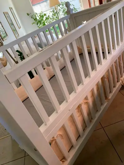 Cuna blanca de madera - miniatura 1