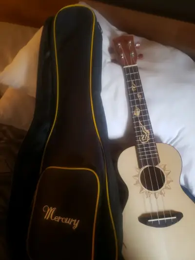 Ukulele con estuche Mercury - miniatura 1