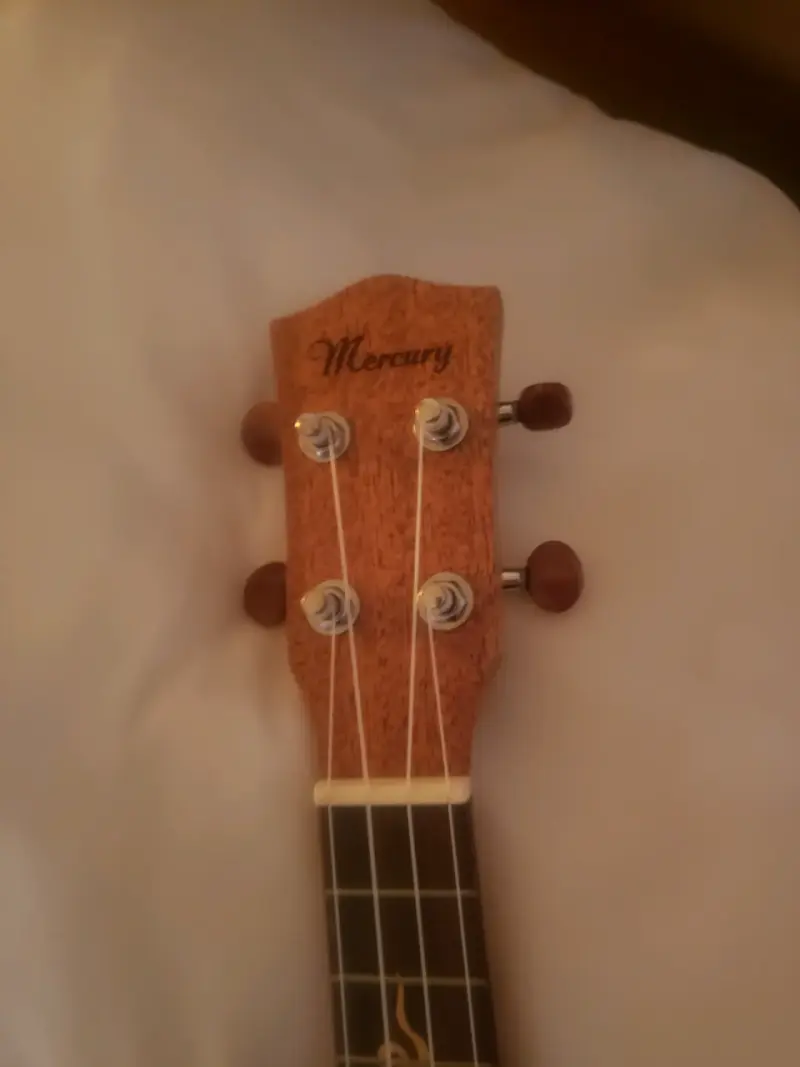 Ukulele con estuche Mercury - 2