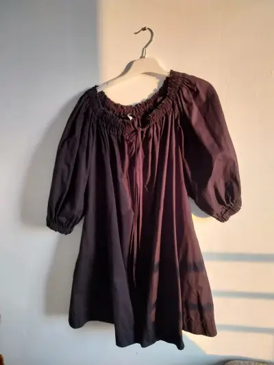 Vestido negro con hombros descubiertos - miniatura 1