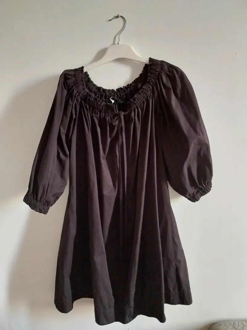 Vestido negro con hombros descubiertos - 2