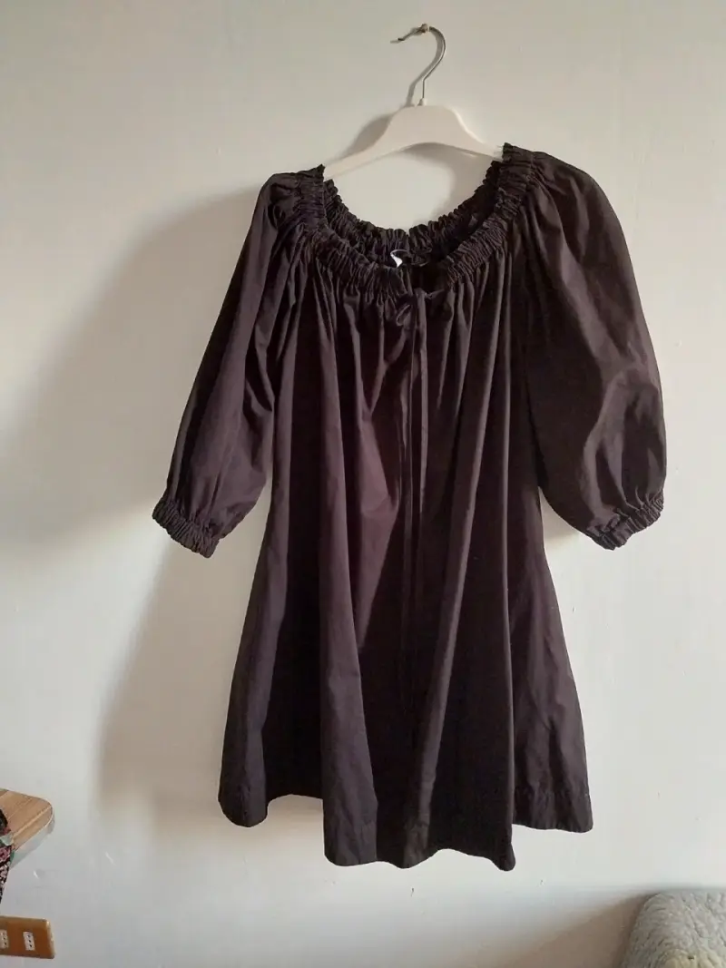 Vestido negro con hombros descubiertos - 3