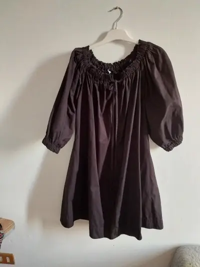 Vestido negro con hombros descubiertos - miniatura 3
