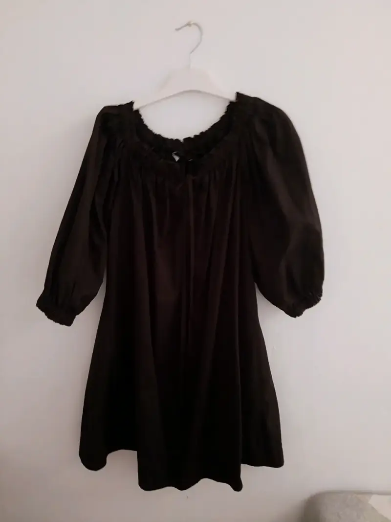 Vestido negro con hombros descubiertos - 4