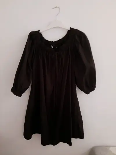 Vestido negro con hombros descubiertos - miniatura 4