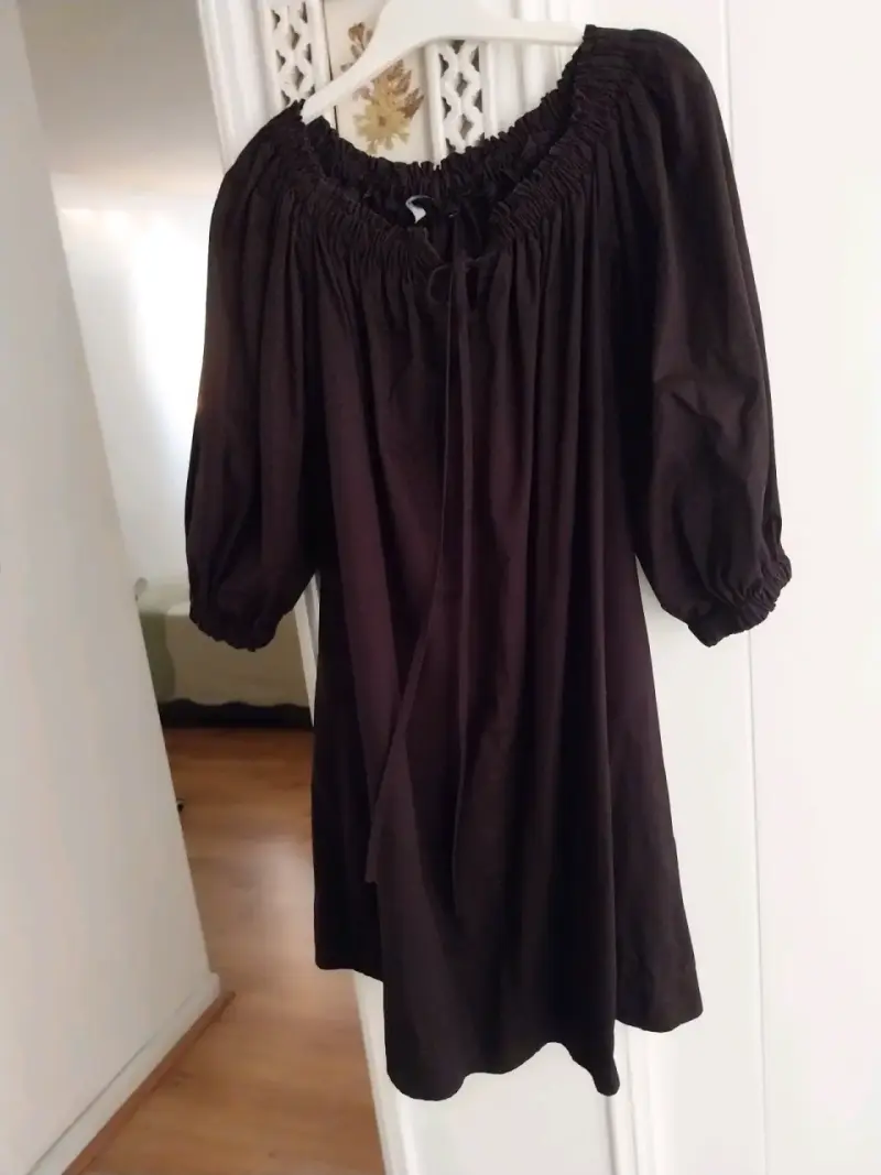 Vestido negro con hombros descubiertos - 5