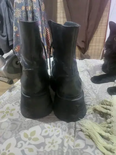 Botas negras de cuero - miniatura 1