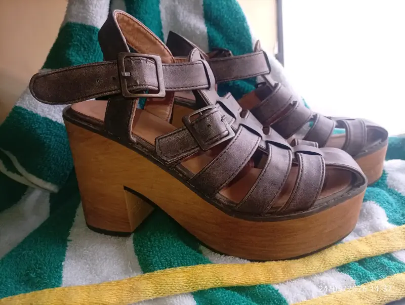 Sandalias con plataforma marrón