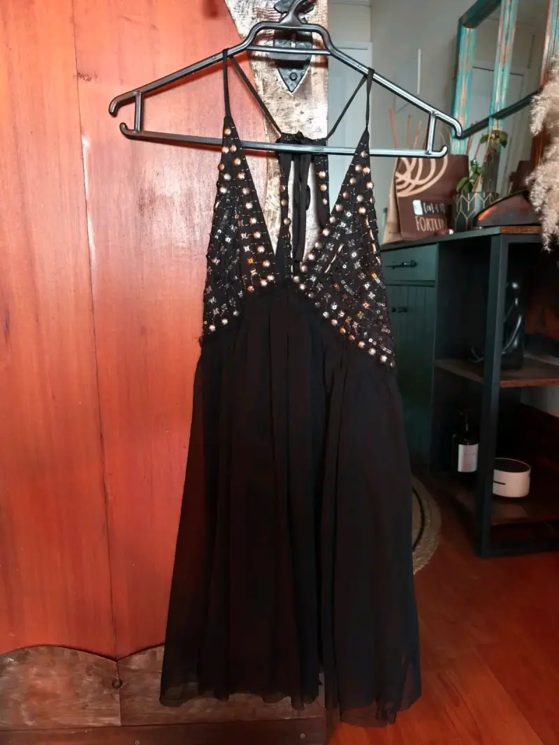 Vestido negro con detalles brillantes - 1