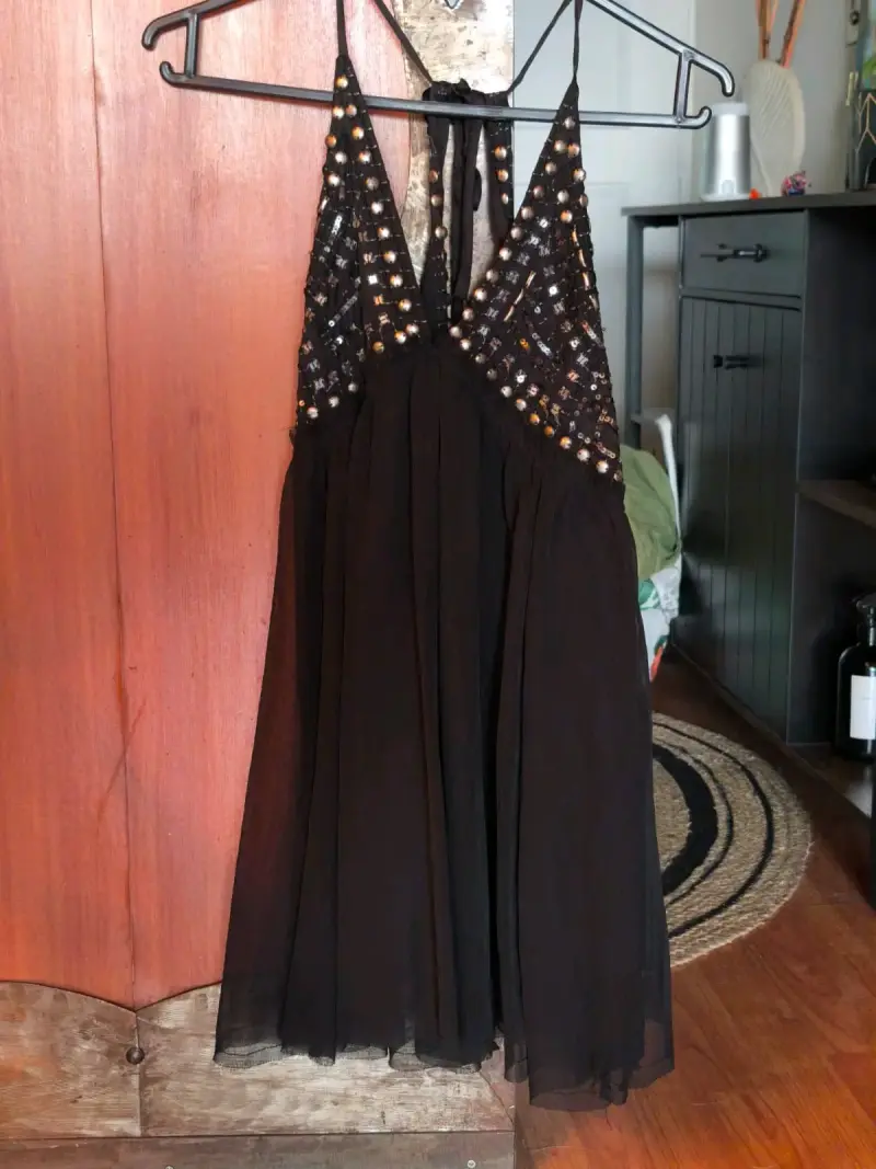 Vestido negro con detalles brillantes - 3
