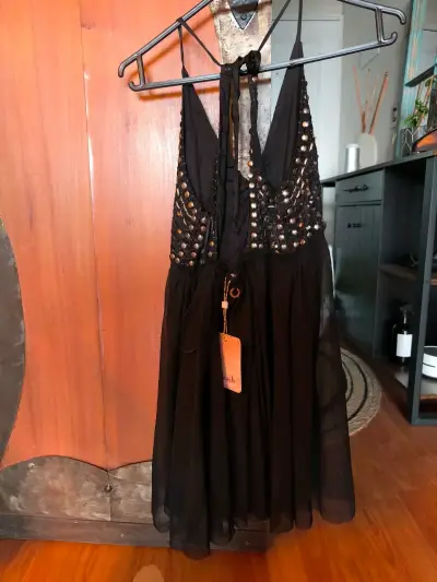 Vestido negro con detalles brillantes - miniatura 4