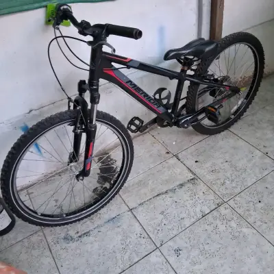 Bicicleta montaña Merida negra, aro 24 - miniatura 1