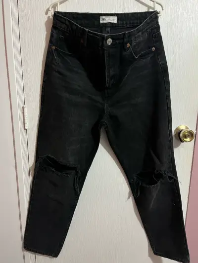 Jeans negros con roturas ZARA - miniatura 1