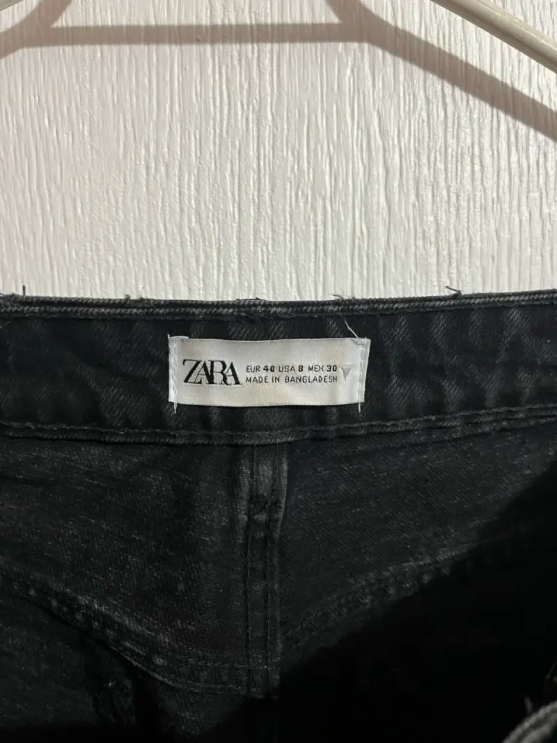 Jeans negros con roturas ZARA - 3