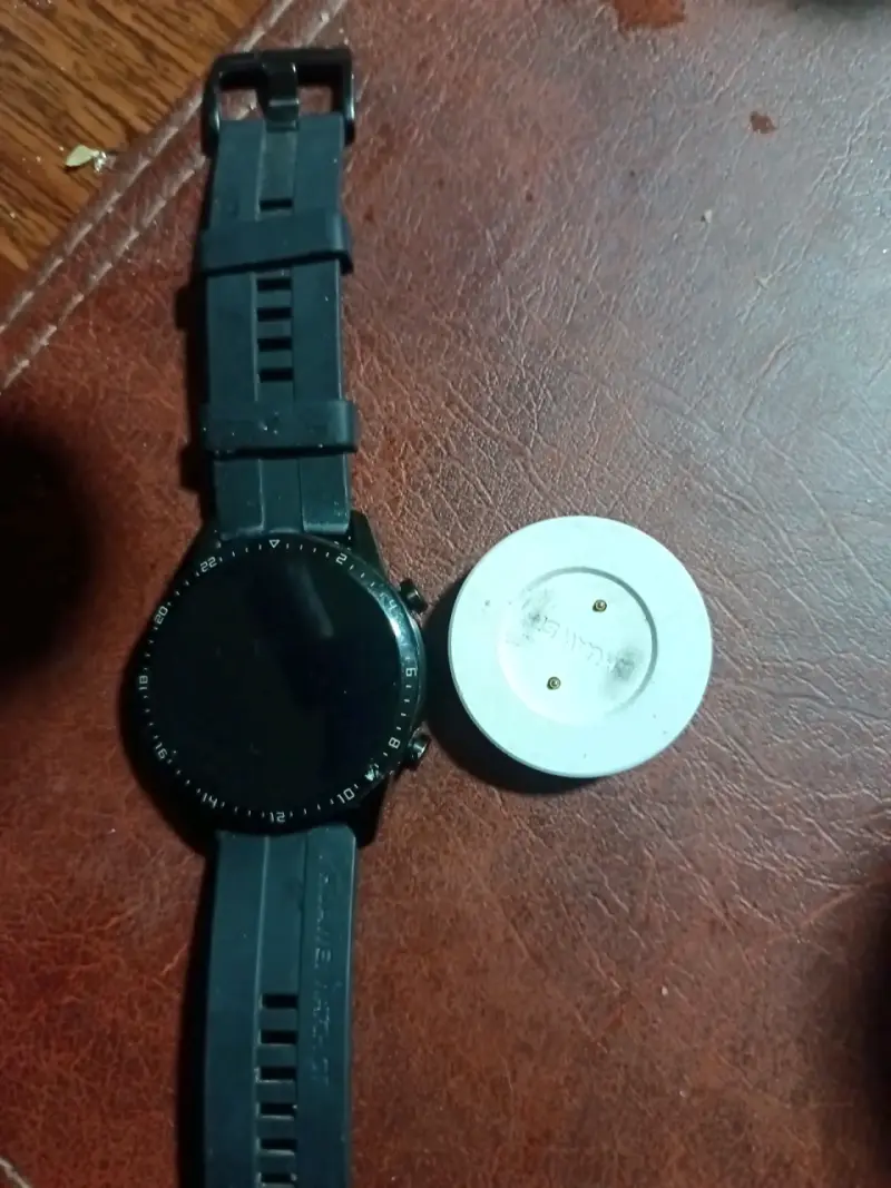 Smartwatch negro con cargador