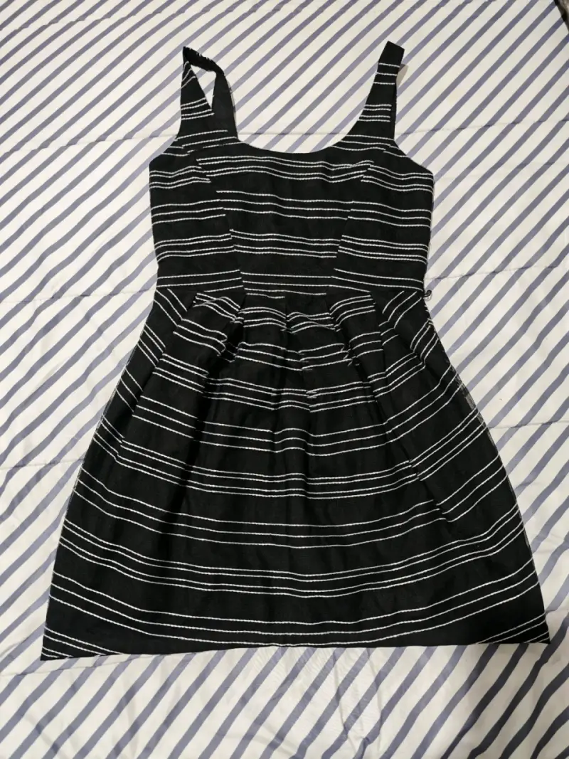 Vestido negro a rayas - 1