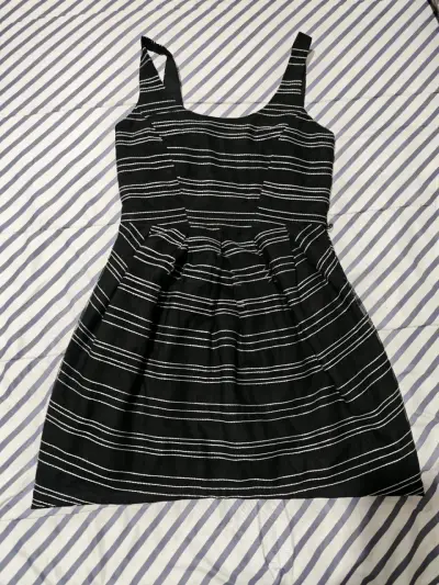 Vestido negro a rayas - miniatura 1