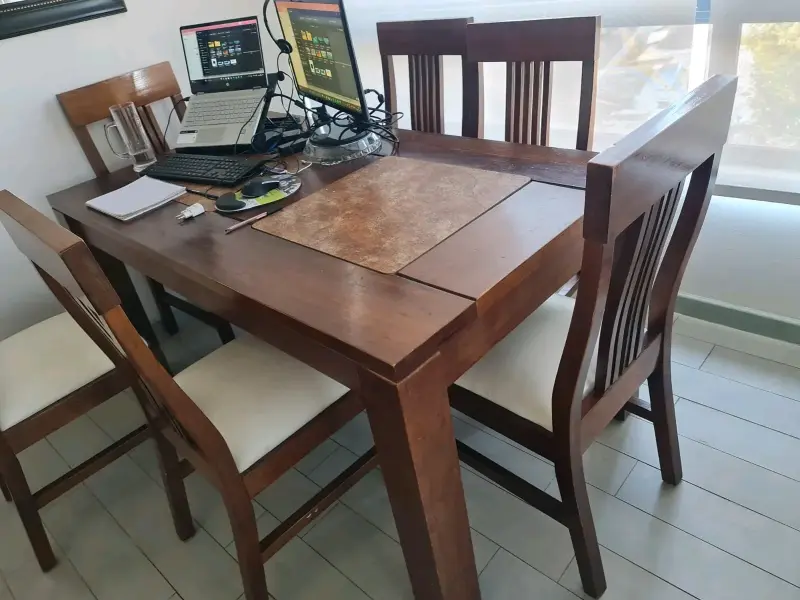 Juego de comedor de madera robusta. Tapiz de cuero - 1