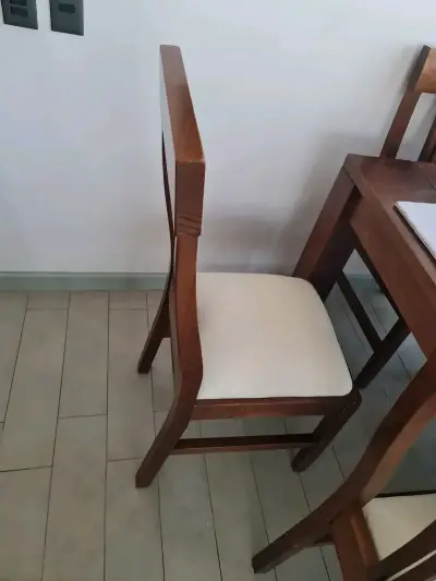 Juego de comedor de madera robusta. Tapiz de cuero - miniatura 2