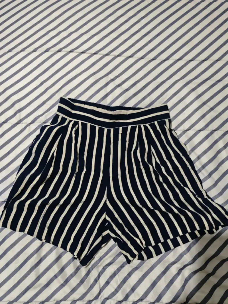 Shorts rayados blanco y azul - 1
