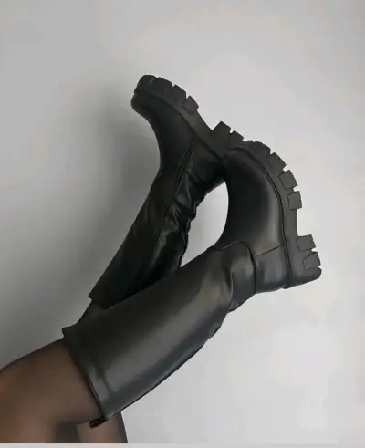 Botas negras con plataforma - miniatura 1