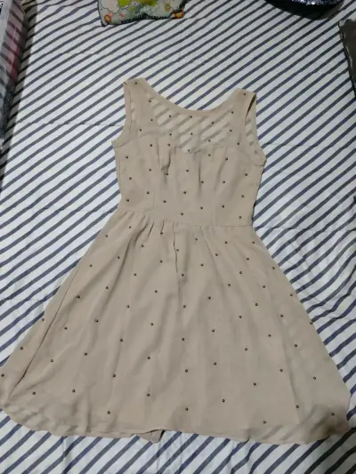 Vestido beige con adornos - miniatura 1