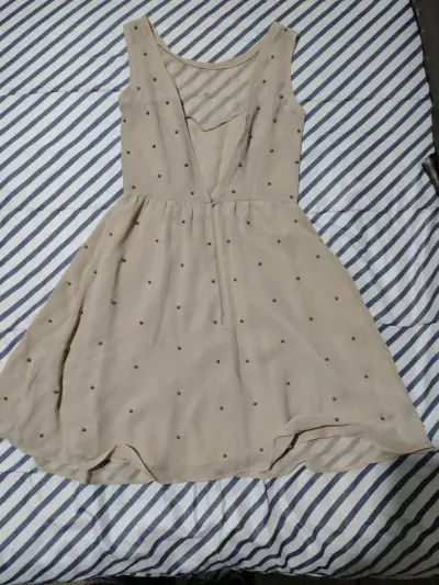 Vestido beige con adornos - miniatura 2