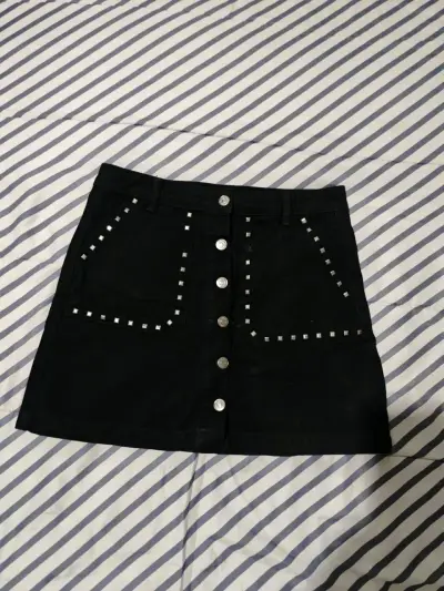 Mini falda negra con tachas - miniatura 1