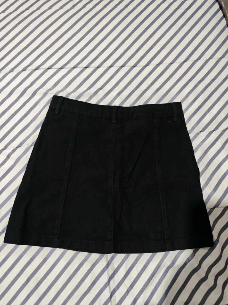 Mini falda negra con tachas - 2