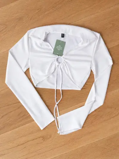 Blusa blanca con nudo frontal - miniatura 1