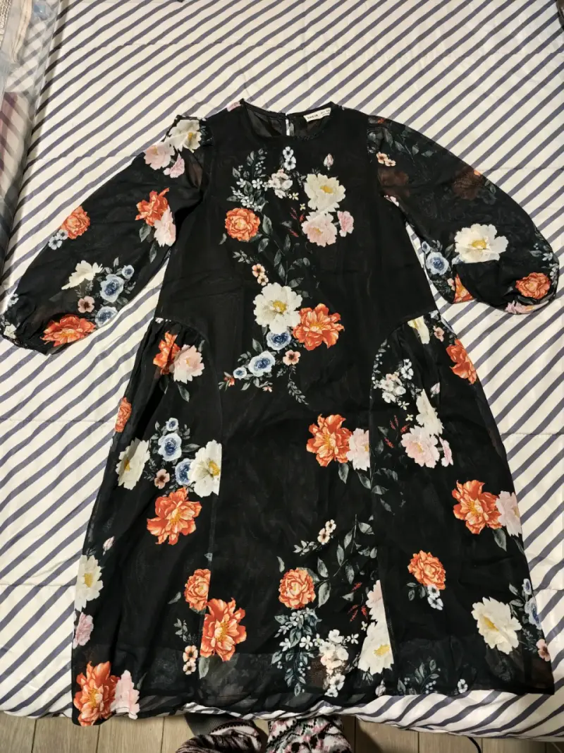 Vestido negro floral - 1