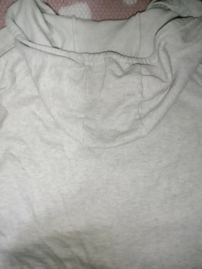 Polerón gris con capucha - 3