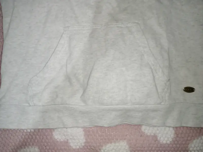 Polerón gris con capucha - 6