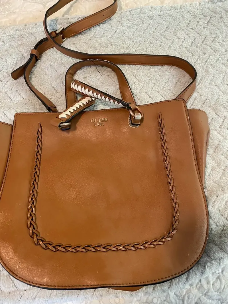 Cartera Guess marrón tejida - 1