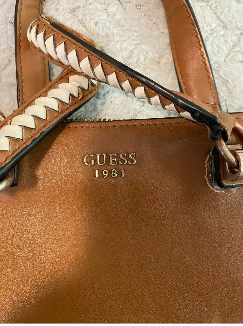 Cartera Guess marrón tejida - 2