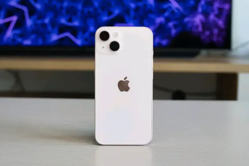 iPhone 13 blanco con doble cámara
