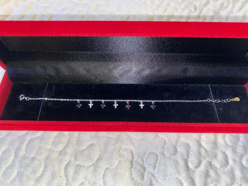 Pulsera de plata con dijes de cruz