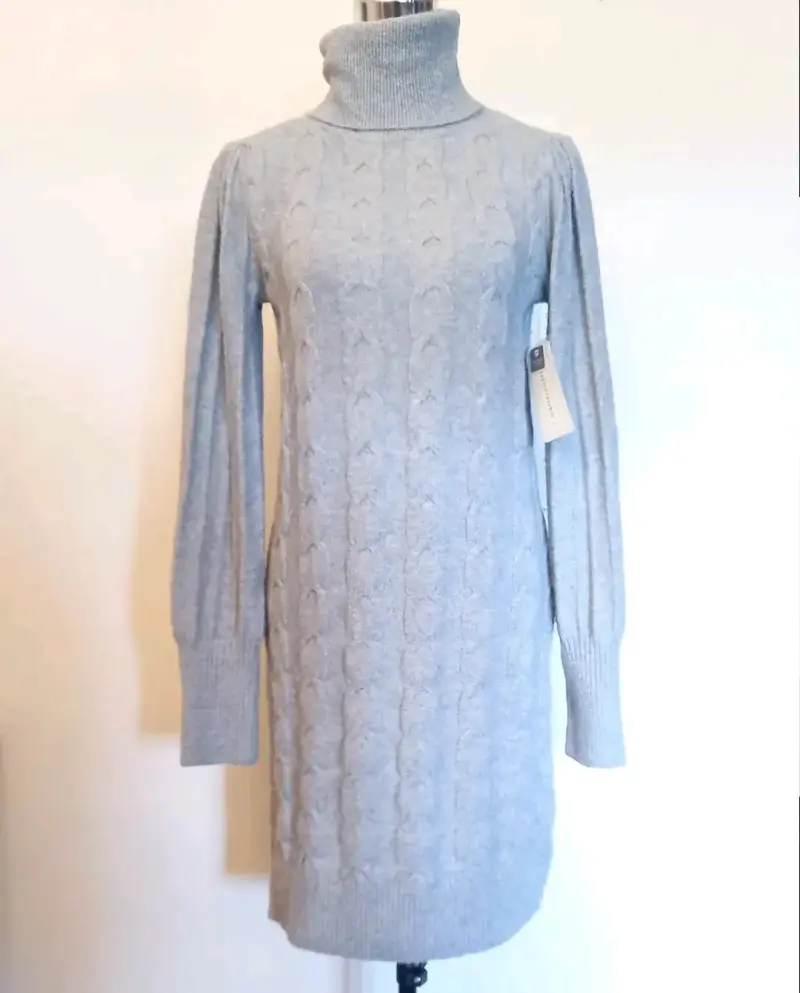 Vestido de punto gris con cuello alto - 1