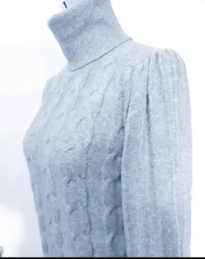 Vestido de punto gris con cuello alto - miniatura 3