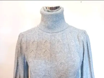 Vestido de punto gris con cuello alto - miniatura 4