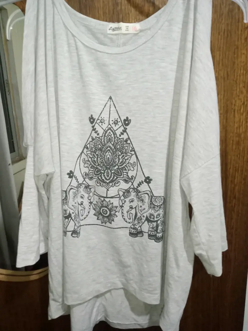 Polera gris estampada elefantes - 1