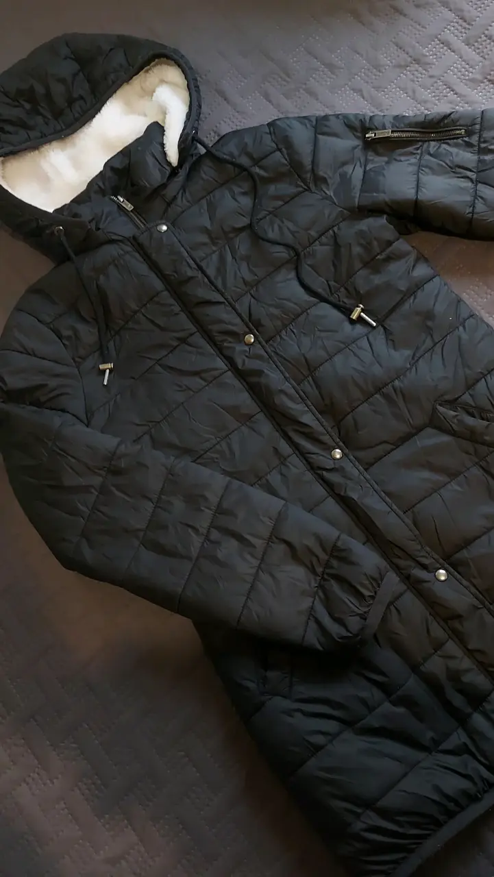 Chaqueta negra con capucha - 1