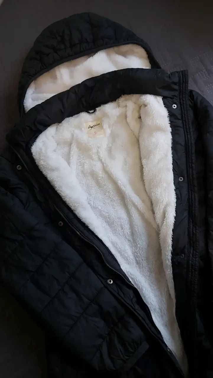 Chaqueta negra con capucha - 2