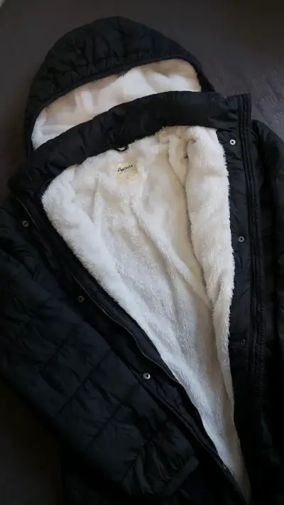 Chaqueta negra con capucha - miniatura 2
