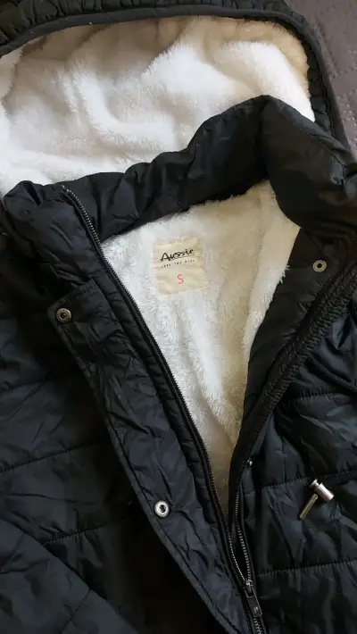 Chaqueta negra con capucha - miniatura 3
