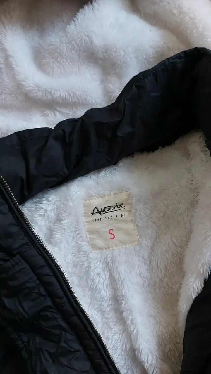 Chaqueta negra con capucha - 4