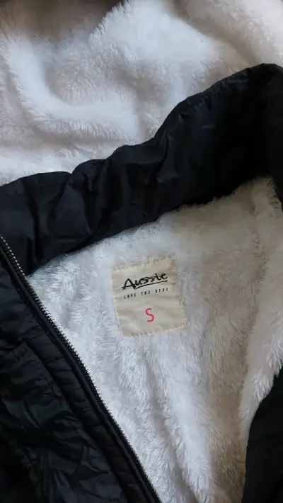 Chaqueta negra con capucha - miniatura 4