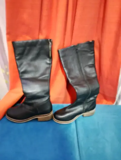 Botas negras de cuero - miniatura 1